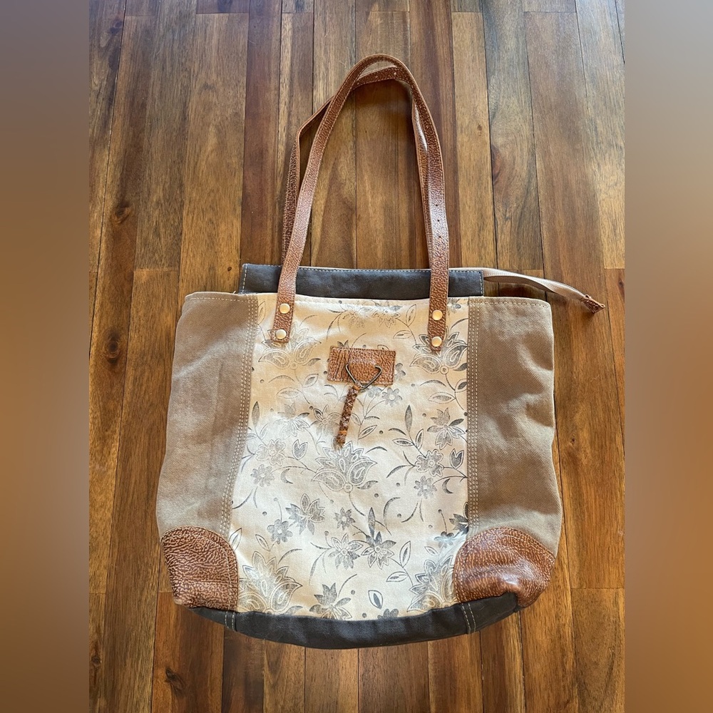 Myra Unique Key tote bag